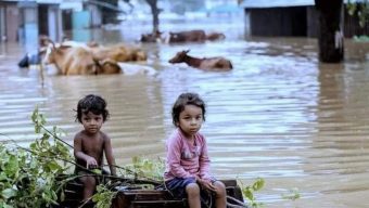 বন্যায় প্রতি‌নিয়ত ডুবছে নতুন এলাকা, মারাগেছেন ৮ জন