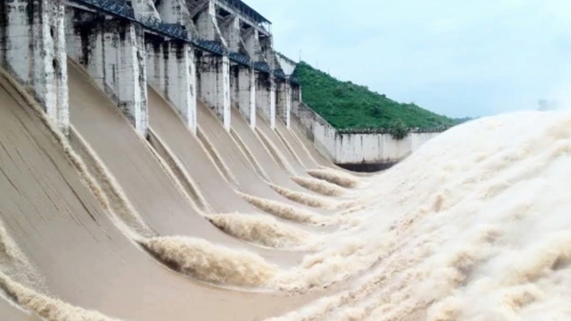 ফারাক্কার সব গেট খুলে দেয়ায় উত্তর বঙ্গের কয়েক‌টি জেলায় বন্যার আশঙ্কা