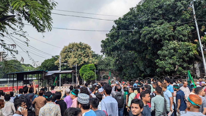 ৩২ নম্বর এলাকা বিক্ষুব্ধ ছাত্র-জনতার দখলে