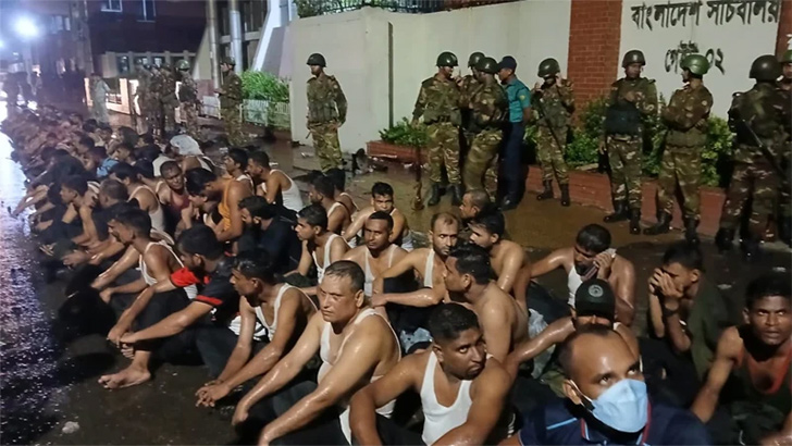 গভীর রাতে স‌চিবালয় এলাকা থেকে চার শতা‌ধিক আনসার সদস‌্য আটক