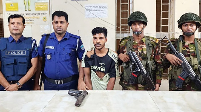 পুলিশের পিস্তল বিক্রিকালে যুবক গ্রেফতার