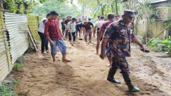 বিজিবি-ছাত্র সমাজের স্বেচ্ছাশ্রমে সড়ক মেরামত