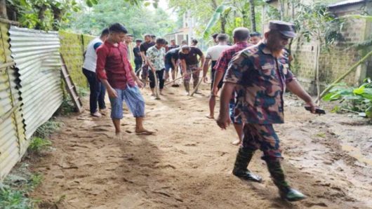 বিজিবি-ছাত্র সমাজের স্বেচ্ছাশ্রমে সড়ক মেরামত