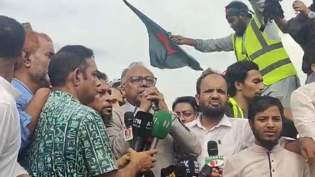 দীর্ঘ সাড়ে ৫ বছর পর দেশে ফিরলেন আমারদেশ সম্পাদক