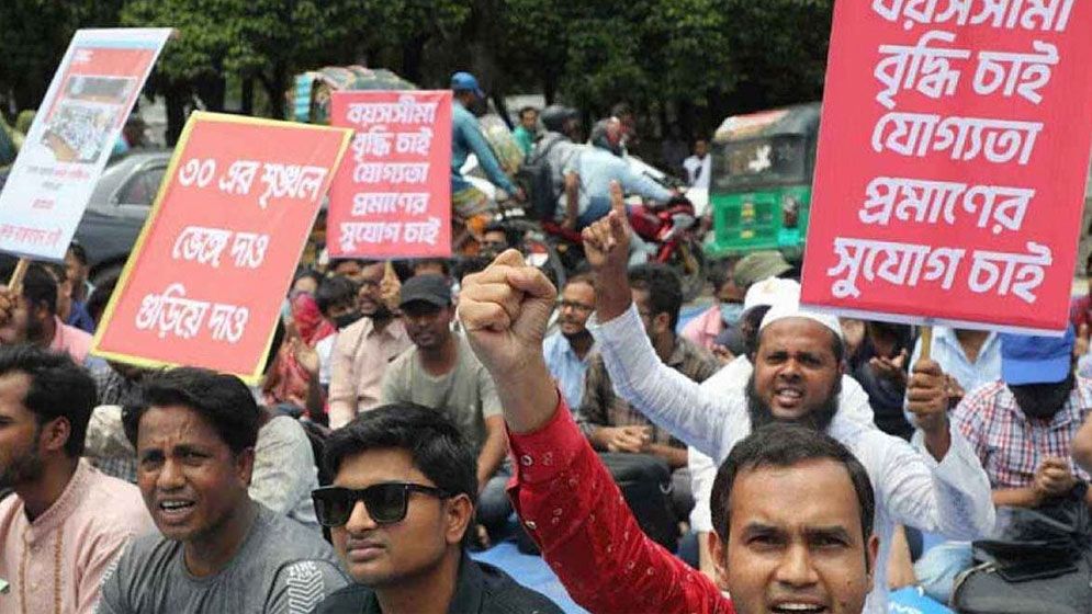 সরকারি চাকরিতে পুরুষ ৩৫ ও নারী ৩৭ বছর করার প্রতিবেদন জমা