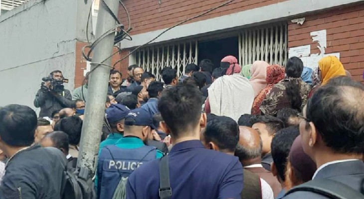 আগুন নিয়ন্ত্রণের পর সচিবালয়ের ৫ নম্বর গেট দিয়ে প্রবেশের অনুমতি