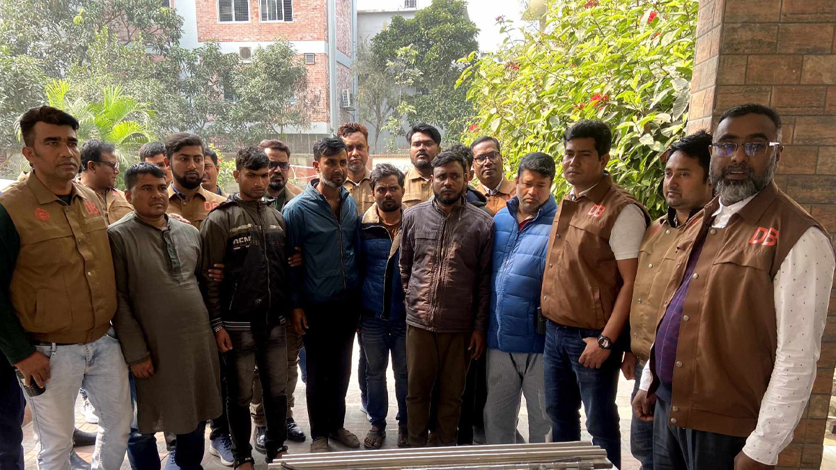 অতিরিক্ত সচিবের বাড়িতে ডাকাতি, গ্রেফতার ৭