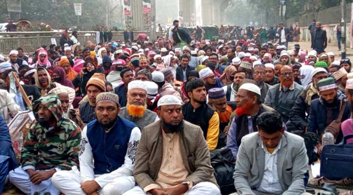 ইবতেদায়ি শিক্ষকদের অবস্থান কর্মসূচি চলছে