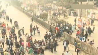 পরিস্থিতি নিয়ন্ত্রণে রাখতে নীলক্ষেত মোড়ে অতিরিক্ত পুলিশ মোতায়েন