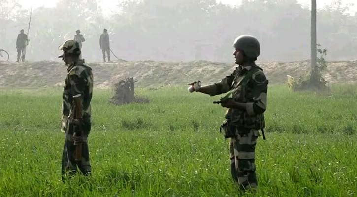 সীমান্তে বিএসএফের হাতে সাউন্ড গ্রেনেডের ছবি ভাইরাল