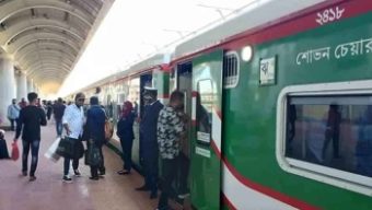 দাবি পূরণের আশ্বাসে ৩০ ঘণ্টা পর ট্রেন চলাচল শুরু