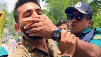 শিক্ষার্থীর মুখ চেপে ধরা সেই পু‌লিশ কারাগারে