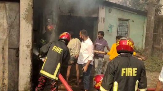 নরসিংদীর একটি টেক্সটাইল গোডাউনের আগুণ  দেড় ঘণ্টা পর নিয়ন্ত্রণে