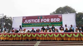 চাকরিচ্যুত বিডিআর সদস্যরা শহীদ মিনারে অবস্থান নিয়েছেন