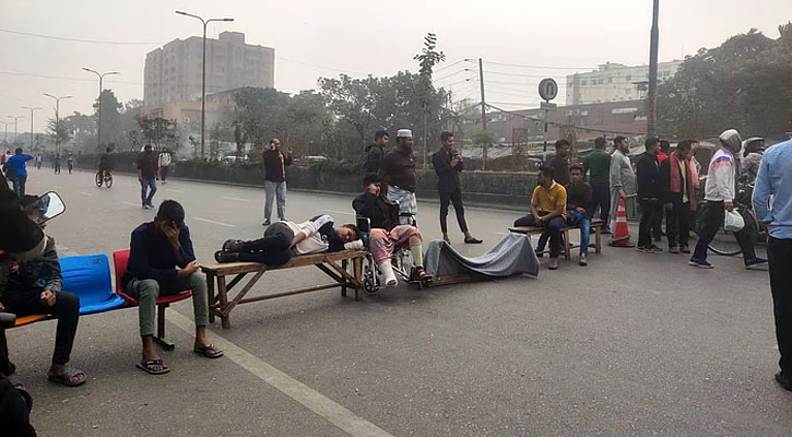 তিন দাবি নিয়ে গণঅভ্যুত্থানে আহতরা সড়কে