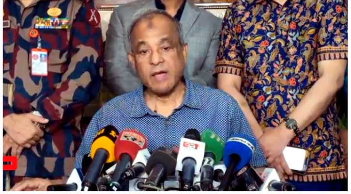 আওয়ামী দোসররা কোথাও স্থান পাবে না: গভীর রাতে সংবাদ সম্মেলননে স্বরাষ্ট্র উপদেষ্টা