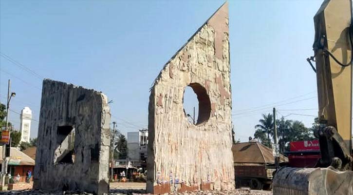 বোয়ালমারী বঙ্গবন্ধু স্মৃতিস্তম্ভ গুঁড়িয়ে দিলো বিক্ষুব্ধ ছাত্র-জনতা