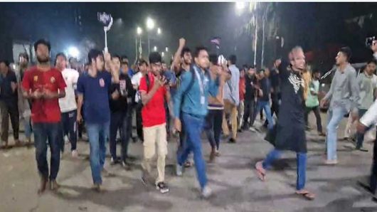 স্বরাষ্ট্র উপদেষ্টার পদত্যাগ চেয়ে মধ্যরাতে ঢাবিতে বিক্ষোভ