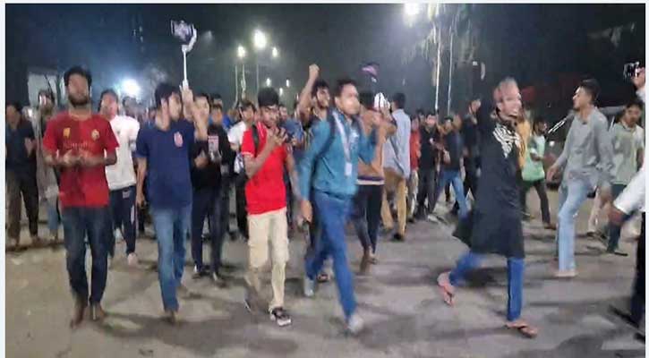 স্বরাষ্ট্র উপদেষ্টার পদত্যাগ চেয়ে মধ্যরাতে ঢাবিতে বিক্ষোভ