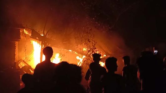 আ‌ছিয়ার ধর্ষকের বা‌ড়ি পু‌ড়িয়ে দিলো জনতা