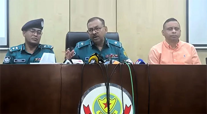 মুসল্লিদের নিরাপত্তা বিবেচনায় হিজবুত তাহরীরের মিছিলে বাঁধা দেয়‌নি পু‌লিশ!