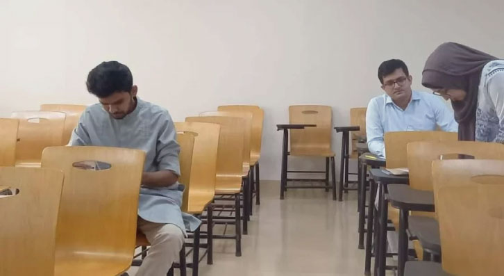 মাস্টার্স প্রোগ্রামে ভর্তি পরীক্ষা দিলেন উপদেষ্টা আসিফ মাহমুদ