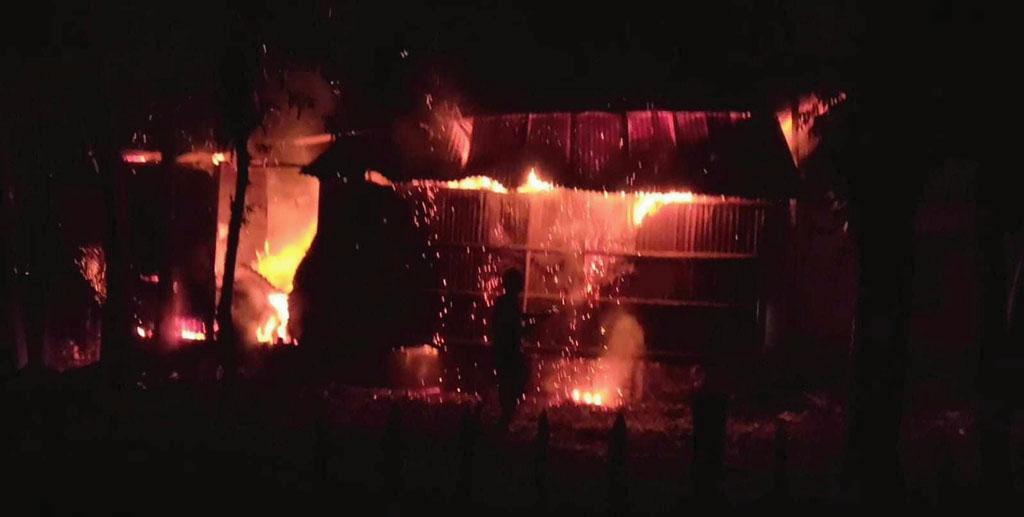 ছাত্রলীগ সভাপতি সাদ্দামের গ্রামের বাড়িতে আগুন