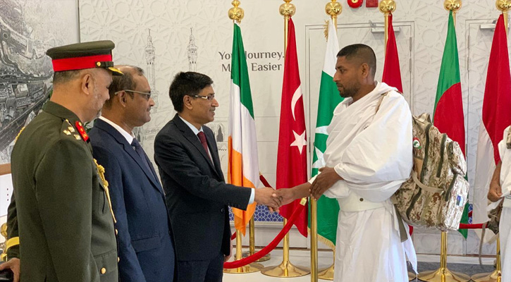 বাংলাদেশ থেকে প্রথম হজ ফ্লাইট পৌঁছালো সৌদি আরব