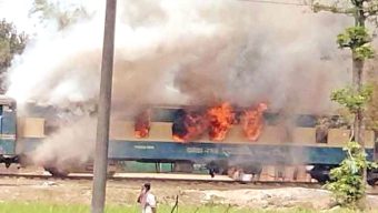 গাজীপুরে ট্রেনের পাওয়ার কারে আগুন