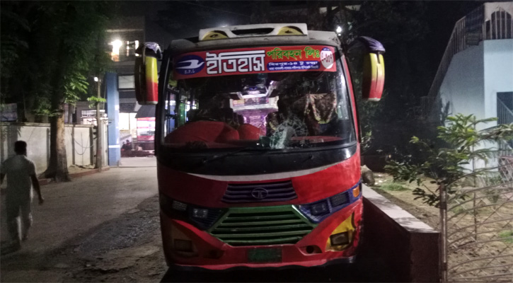 চলন্ত বাসে ডাকাতি, স্বর্ণালংকার ও মালামাল লুট