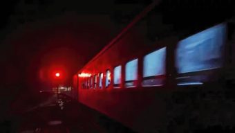 চলন্ত ট্রেনে আগুন, লাফ দিয়ে পড়তে গিয়ে শিশুর মৃত্যু