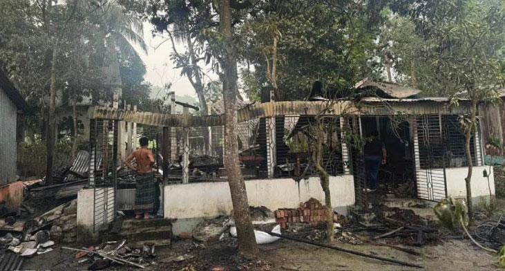 ‘ফ্যাসিস্ট হাসিনার মোটিফ’ বানানো চিত্রশিল্পীর বাড়িতে আগুন