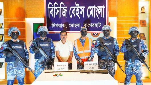 দুর্ধর্ষ ডাকাত আনারুল বাহিনীর সহযোগী অস্ত্রসহ আটক