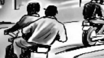 চোখে মরিচের গুঁড়া ছিটিয়ে ১০ লাখ টাকা ছিনতাই!