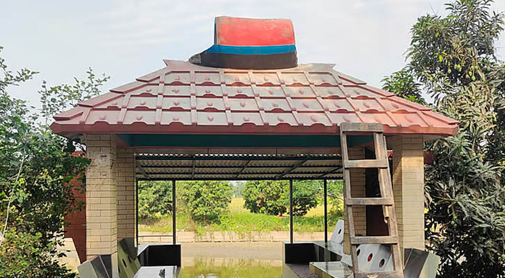 নৌকার প্রতিকৃতি ভেঙে দল ছাড়ার ঘোষণা আ`লীগ নেতার