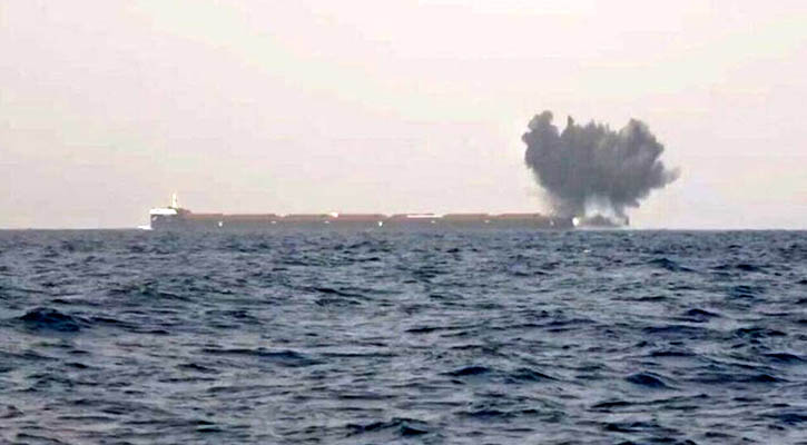 ইয়েমেনে আটক ইসরাইলের জাহাজে মা‌র্কিন যুদ্ধ বিমানের হামলা