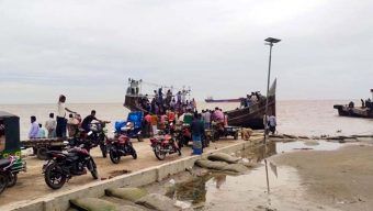 হাতিয়ার সঙ্গে সারা দেশের নৌ যোগাযোগ বন্ধ