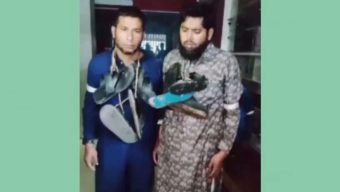 জামায়াতের দুই নেতার গলায় ‘জুতার মালা’