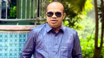 হ্যান্ডকাফসহ আওয়ামী লীগ নেতাকে ছিনিয়ে নিলো জনতা