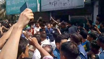 ছাত্রীর সঙ্গে শিক্ষকের অনৈতিক কর্মকাণ্ড, জুতার মালা পরিয়ে গণপিটুনি!