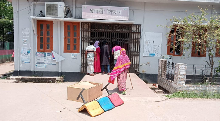 স্বেচ্ছাসেবক দল নেতার নেতৃত্বে হাসপাতালে হামলা