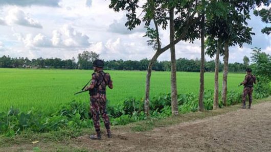 হিলি সীমান্তে সতর্ক অবস্থানে বিজিবি ও পুলিশ