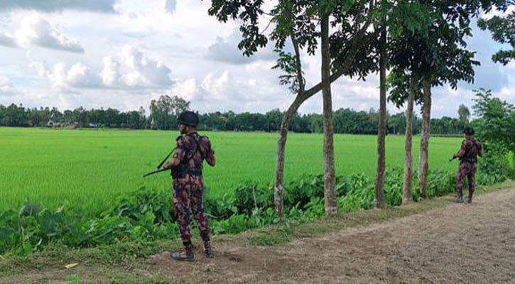 হিলি সীমান্তে সতর্ক অবস্থানে বিজিবি ও পুলিশ