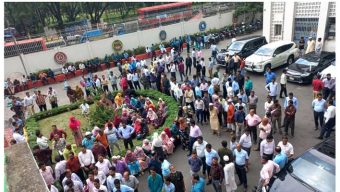 সরকারি চাকরি অধ্যাদেশ বাতিল দাবিতে সচিবালয়ের কর্মকর্তা-কর্মচারীদের বিক্ষোভ