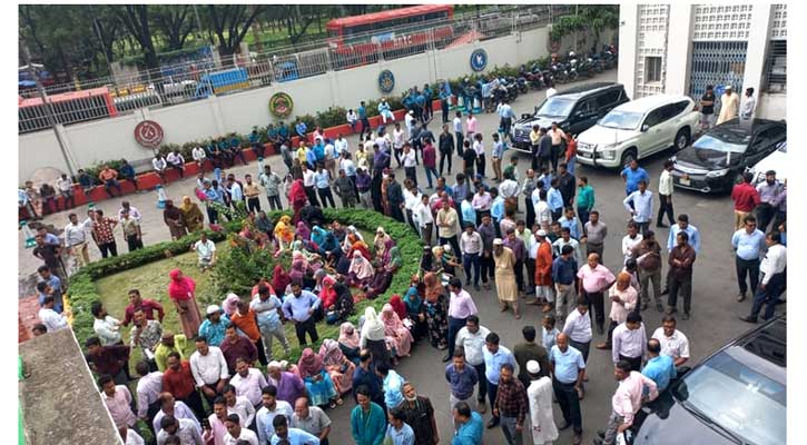সরকারি চাকরি অধ্যাদেশ বাতিল দাবিতে সচিবালয়ের কর্মকর্তা-কর্মচারীদের বিক্ষোভ