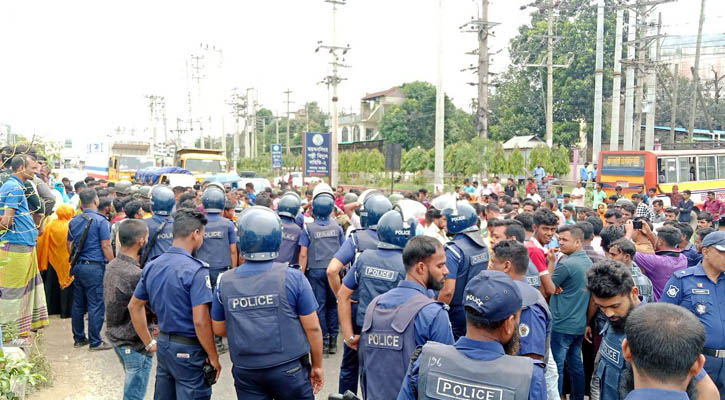বকেয়া বেতনের দাবিতে ঢাকা-ময়মনসিংহ মহাসড়ক অবরোধ