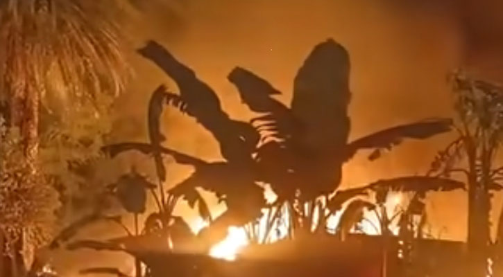 বজ্রপাতে তুলার গোডাউন পুড়ে ছাই