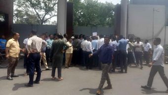 সচিবালয়ের সব গেট বন্ধ করে দিলেন বিক্ষোভরত কর্মচারীরা