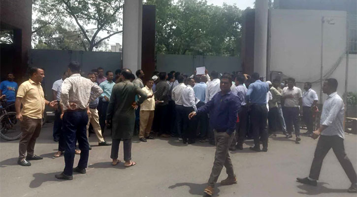 সচিবালয়ের সব গেট বন্ধ করে দিলেন বিক্ষোভরত কর্মচারীরা