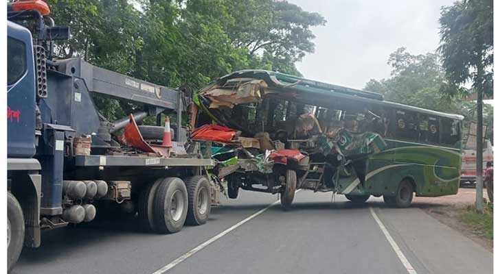 দাঁড়িয়ে থাকা ট্রাকে ৩টি বাসের ধাক্কা, পুলিশসহ নিহত ২